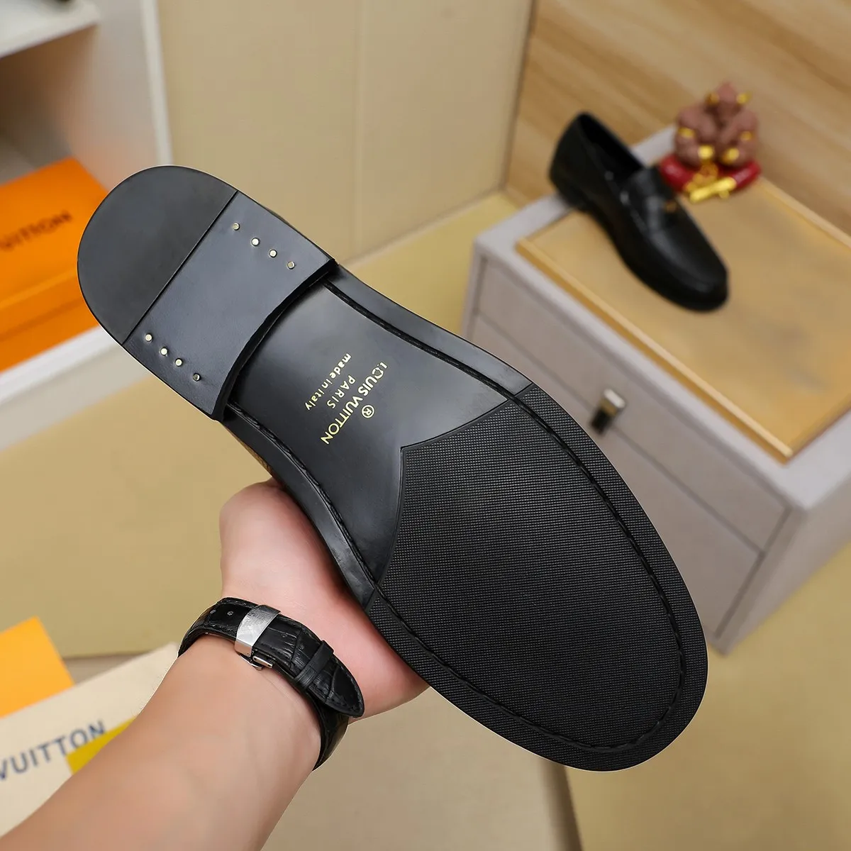 Men's shoes 460 💰 Louis Vuitton LV ® 🆕 model 🔛 full shoe counter, first layer cowhide, 🐂leather lining casual shoes for men, super soft outsole, a must-have for driving. Synchronized with the counter, original first layer cowhide, completely 1:1 mold customization 🌹 top version, color optional! Number: 38-44 (45.46 customized)